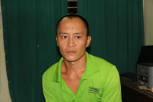 Thanh ni&ecirc;n d&ugrave;ng mảnh s&agrave;nh khống chế b&eacute; 18 th&aacute;ng tuổi