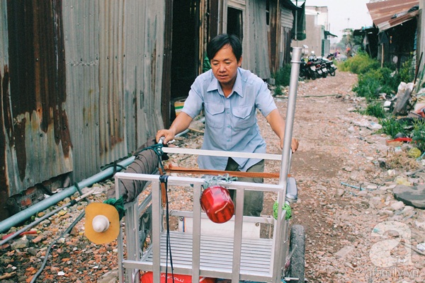 Mẹ bỏ đi khi biết 2 con bại não, cha lầm lũi 