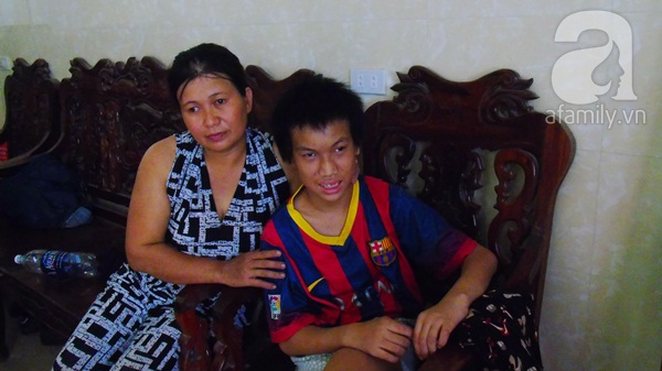 Biến cố cuộc đời của đứa trẻ khuyết tật bị bạo hành gây phẫn nộ ở Nghệ An