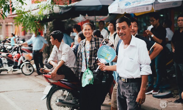 10 năm trước hay bây giờ cũng thế, 3 tiếng thi - Ngoài cổng trường, bố mẹ vẫn đứng đợi