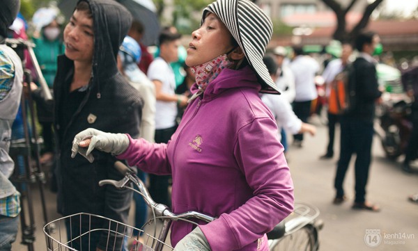 10 năm trước hay bây giờ cũng thế, 3 tiếng thi - Ngoài cổng trường, bố mẹ vẫn đứng đợi