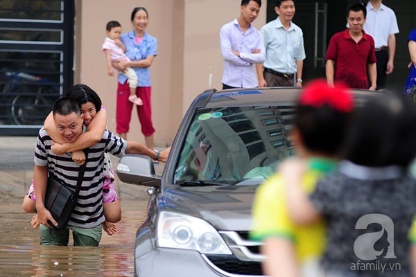 Cũng phải có một mùa lụt lội để đàn ông còn được ga lăng như thế này