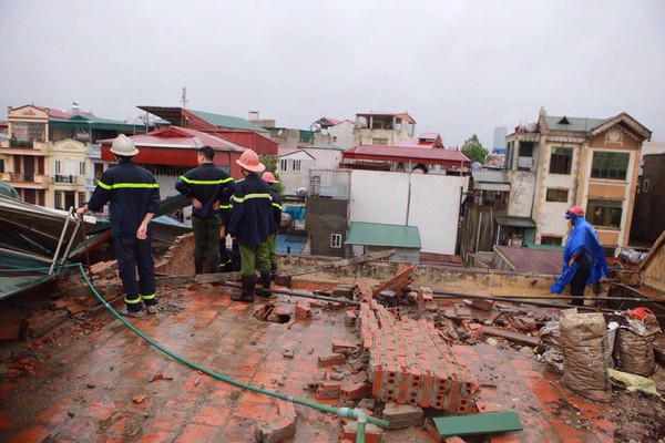 Hà Nội: Đã có người bị thương vì mưa bão, nhiều ô tô bị đè bẹp