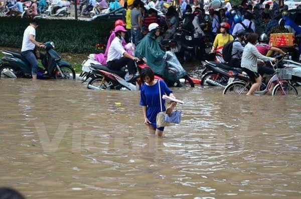 Mưa rất lớn ở nội thành Hà Nội, nguy cơ ngập nhiều tuyến phố