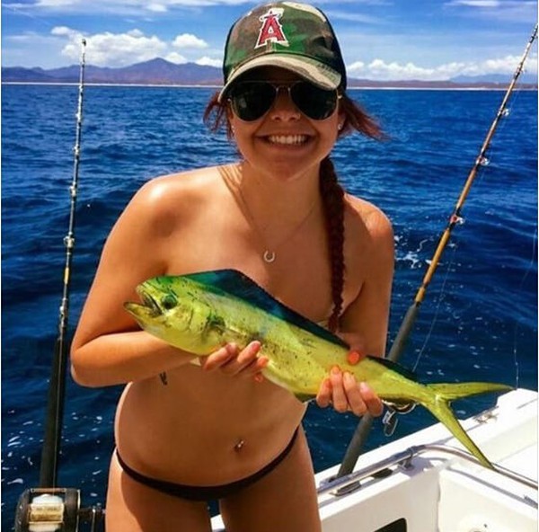 [Photo] Các cô gái rộ trào lưu dùng cá che ngực trên Instagram