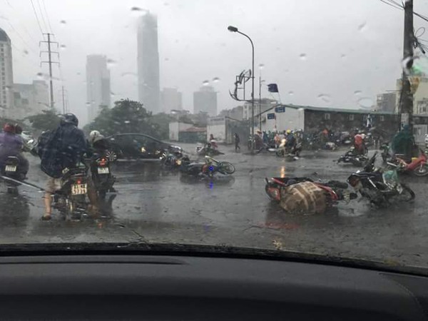 Đau đớn với chuyện vô cảm giữa trời mưa bão ở Thủ đô