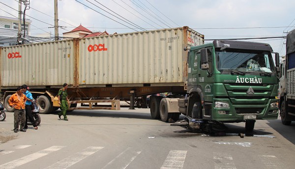 Mẹ nằm dưới bánh xe container, bé 4 tuổi gào khóc thảm thiết