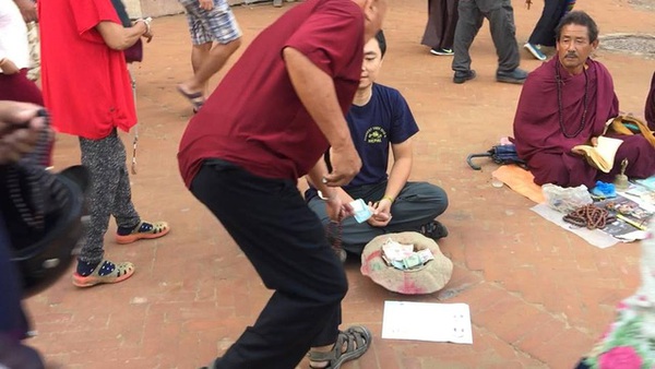 Một du khách người Việt đã thử đóng vai ăn xin ở Nepal và kết quả nhận được thật bất ngờ