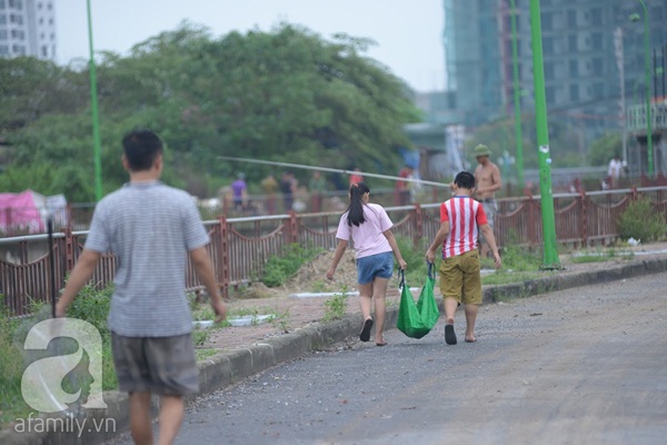 Hà Nội: Người dân đổ xô đi quăng lưới bắt cá sau bão số 3