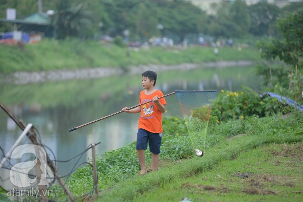 Hà Nội: Người dân đổ xô đi quăng lưới bắt cá sau bão số 3