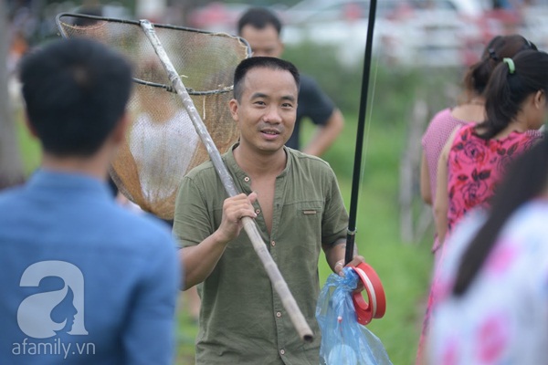 Hà Nội: Người dân đổ xô đi quăng lưới bắt cá sau bão số 3