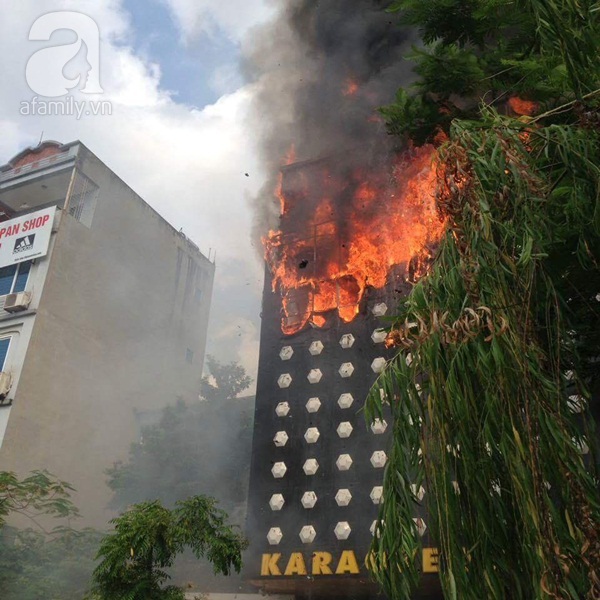 Hà Nội: Cháy quán karaoke, cột khói bốc cao hàng chục mét
