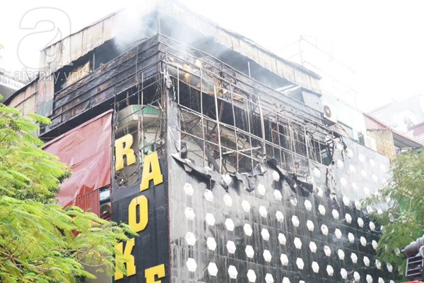 Hà Nội: Cháy quán karaoke, cột khói bốc cao hàng chục mét