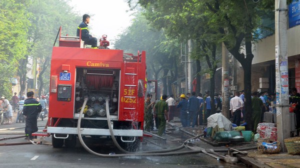 Cháy chợ thực phẩm An Đông, hàng trăm tiểu thương bỏ chạy