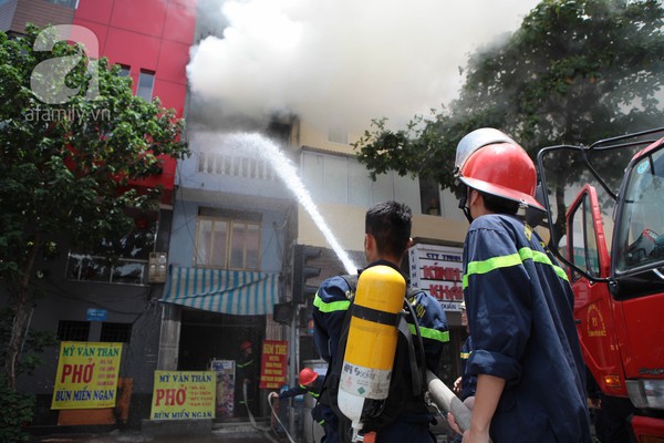 Cháy nhà cạnh KFC, đang ăn thực khách hoảng loạn bỏ chạy