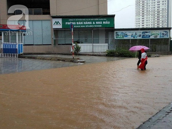 Hà Nội: Dân chung cư cũng khốn khổ với cảnh nhà... ngập nước vì mưa bão