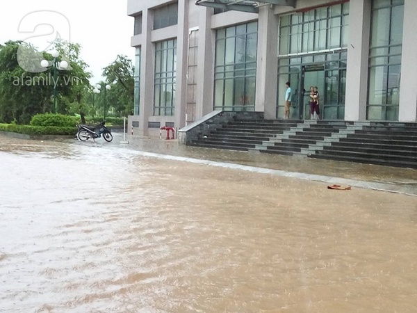 Hà Nội: Dân chung cư cũng khốn khổ với cảnh nhà... ngập nước vì mưa bão