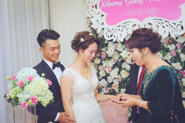 Những khoảnh khắc nghẹn ngào và xúc động đến rơi cả nước mắt của cô dâu chú rể trong ngày cưới Những khoảnh khắc nghẹn ngào và xúc động đến rơi cả nước mắt của cô dâu chú rể trong ngày cưới