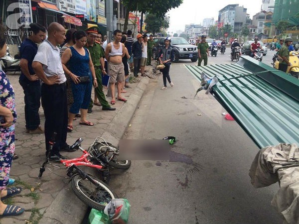Hà Nội: Cháu bé tử vong vì bị tấm tôn trên xe xích lô cứa đứt cổ khi đang đạp xe trên phố