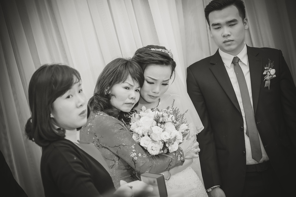 Những khoảnh khắc nghẹn ngào và xúc động đến rơi cả nước mắt của cô dâu chú rể trong ngày cưới