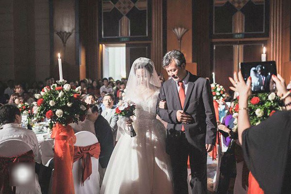 Những khoảnh khắc nghẹn ngào và xúc động đến rơi cả nước mắt của cô dâu chú rể trong ngày cưới