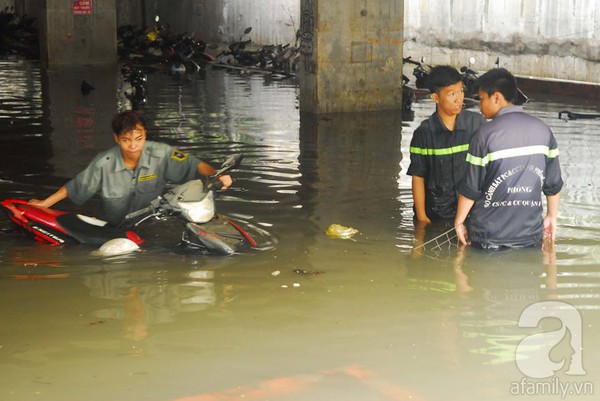 Hầm xe trên đường Nguyễn Siêu vẫn ngập nặng sau trận mưa lớn lịch sử