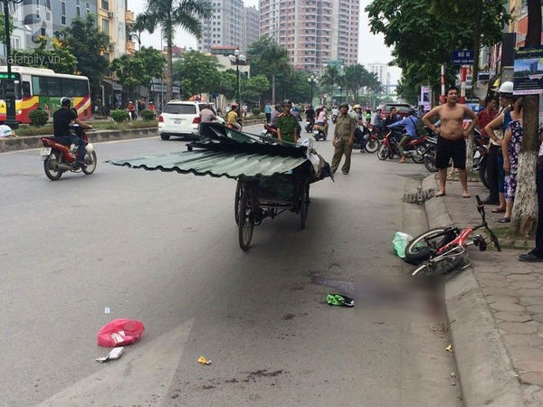 Hà Nội: Cháu bé tử vong vì bị tấm tôn trên xe xích lô cứa đứt cổ khi đang đạp xe trên phố