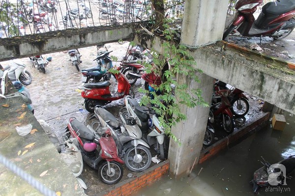 Hầm xe trên đường Nguyễn Siêu vẫn ngập nặng sau trận mưa lớn lịch sử