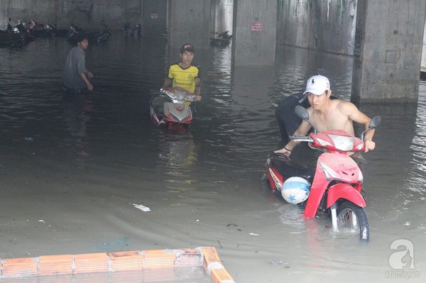 Hầm xe trên đường Nguyễn Siêu vẫn ngập nặng sau trận mưa lớn lịch sử