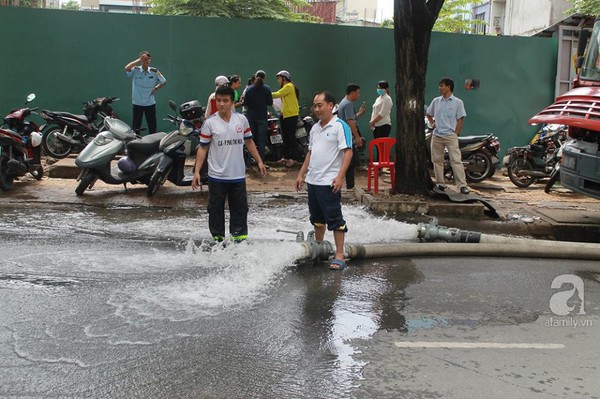 Hầm xe trên đường Nguyễn Siêu vẫn ngập nặng sau trận mưa lớn lịch sử