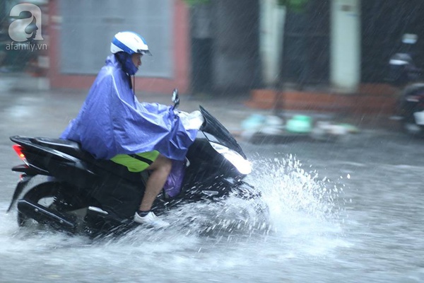 Hà Nội bất ngờ ngập sau trận mưa to kéo dài