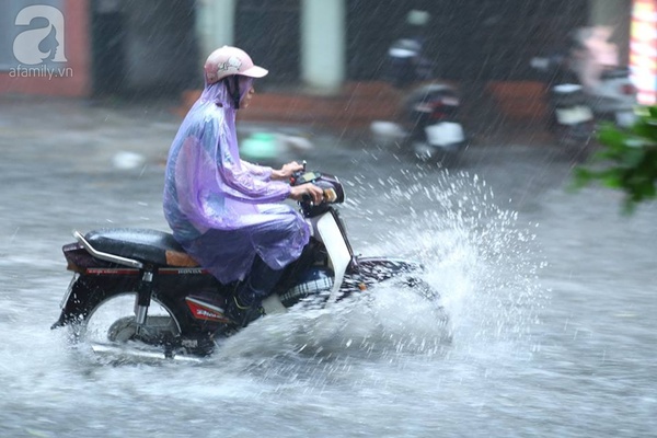 Hà Nội bất ngờ ngập sau trận mưa to kéo dài