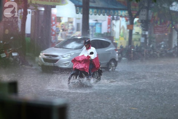 Hà Nội bất ngờ ngập sau trận mưa to kéo dài