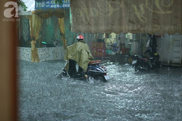 Hà Nội bất ngờ ngập sau trận mưa to kéo dài