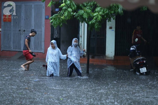 Hà Nội bất ngờ ngập sau trận mưa to kéo dài