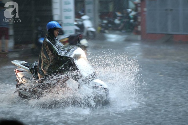 Hà Nội bất ngờ ngập sau trận mưa to kéo dài