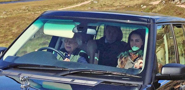 Nữ hoàng Anh tự lái xe đưa cháu dâu đi dạo quanh lâu đài ở Scotland