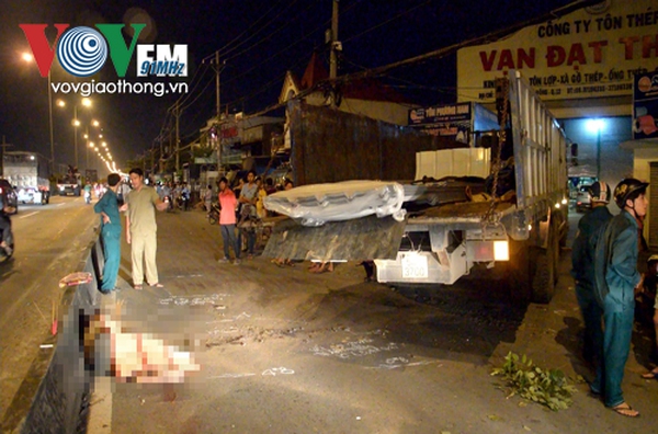 Những cái chết oan ức từ xe chở hàng cồng kềnh trên đường khiến người đi đường lo ngay ngáy Những cái chết oan ức từ xe chở hàng cồng kềnh trên đường khiến người đi đường lo ngay ngáy