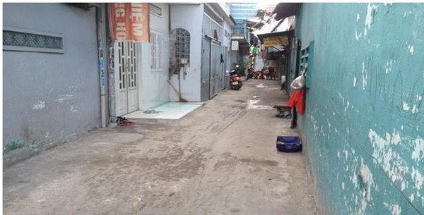 Hai cha con bị h&agrave;ng chục thanh ni&ecirc;n truy s&aacute;t