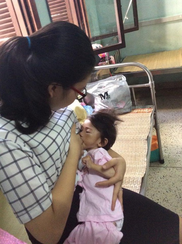 Sau hơn 3 tháng được mẹ nuôi chăm sóc, bé gái 14 tháng tuổi nặng 3,5kg giờ ra sao?