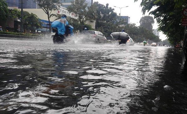 Chiều nay Sài Gòn mưa lớn, đề phòng ngập úng