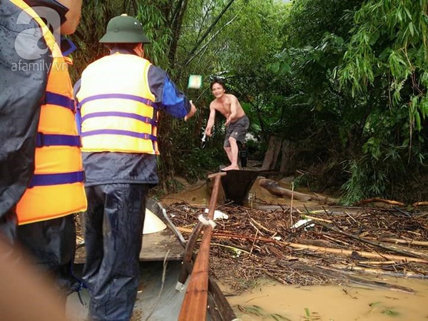 Người dân miền Trung cơ cực trong mưa lũ, có nơi phải di chuyển bằng thuyền