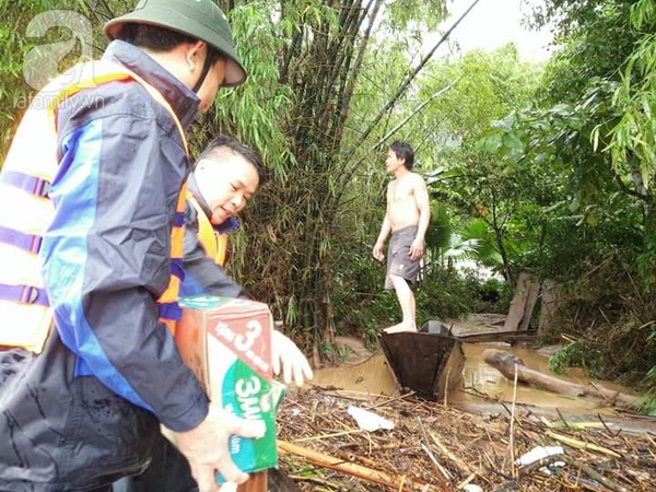 Người dân miền Trung cơ cực trong mưa lũ, có nơi phải di chuyển bằng thuyền