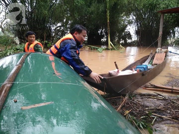 Người dân miền Trung cơ cực trong mưa lũ, có nơi phải di chuyển bằng thuyền