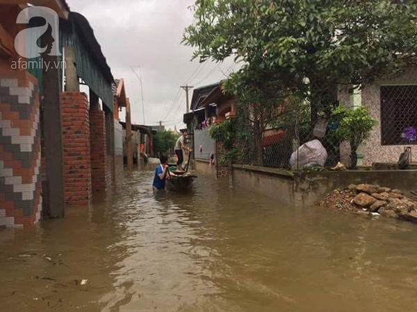 Người dân miền Trung cơ cực trong mưa lũ, có nơi phải di chuyển bằng thuyền