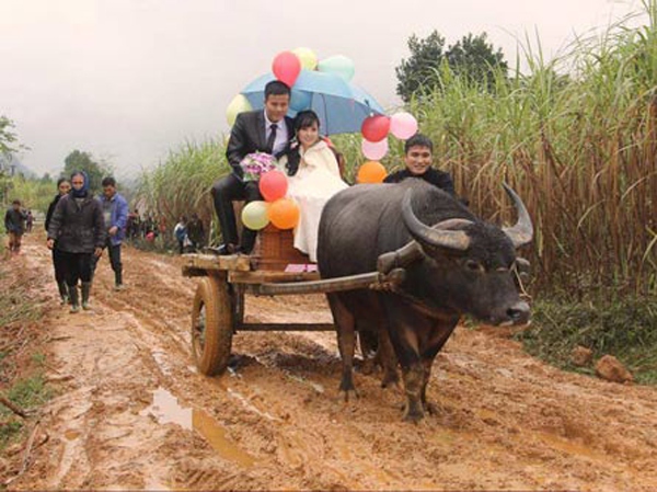 Choáng với màn rước dâu bằng xe “mui trần” đời mới có một không hai