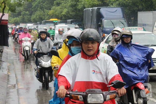 Sài Gòn mưa lớn sáng thứ 2, người dân chật vật tới chỗ làm