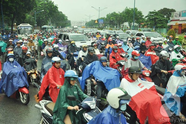 Sài Gòn mưa lớn sáng thứ hai, kẹt xe khắp nơi