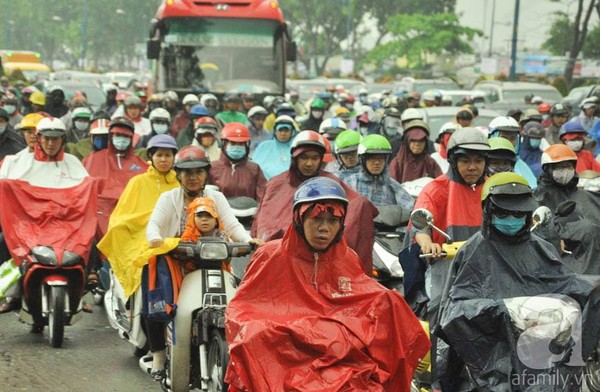 Sài Gòn mưa lớn sáng thứ hai, kẹt xe khắp nơi