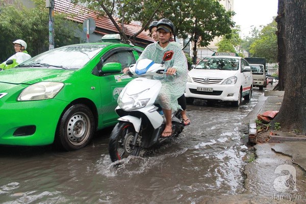 Sài Gòn mưa lớn sáng thứ 2, người dân chật vật tới chỗ làm